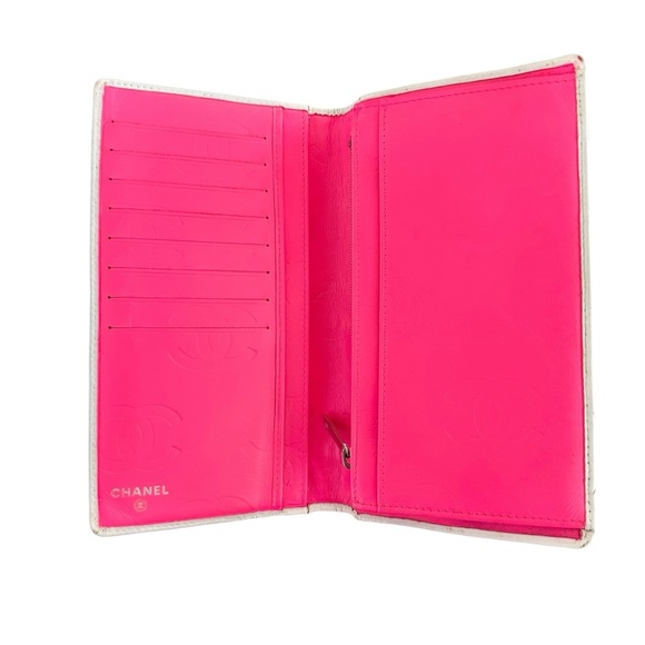 Authentic CHANEL White Quilted Leather & Black CC Cambon Large Wallet with Box - Picture 4 of 16